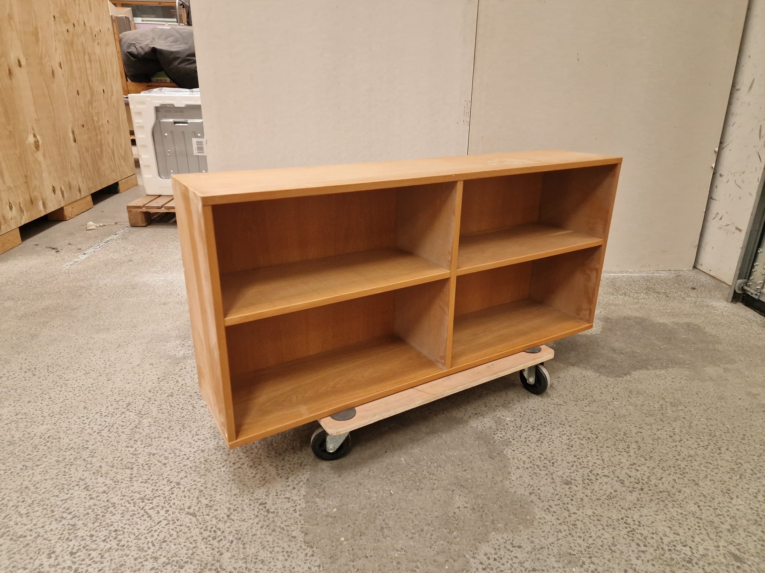 Lille bogreol i egetræ