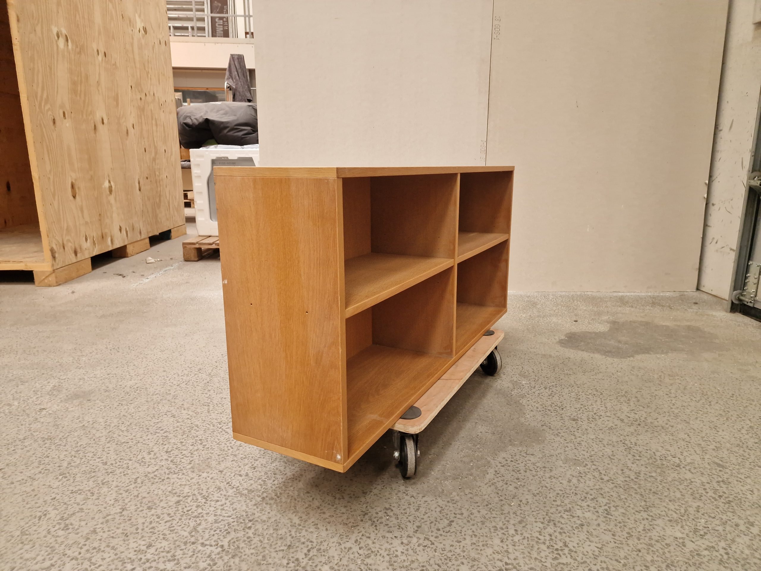 Lille bogreol i egetræ