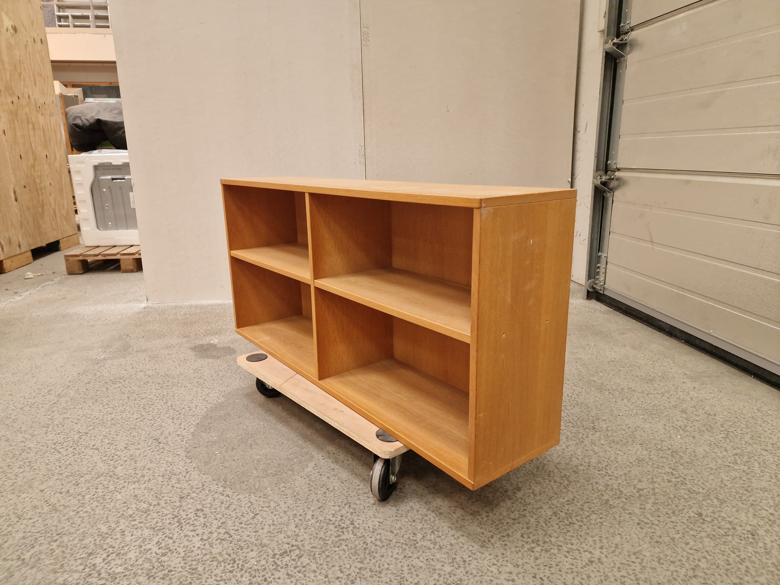 Lille bogreol i egetræ