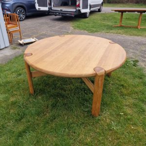 Rundt sofabord i massiv egetræ, I. Olsen & Søn Møbelfabrik