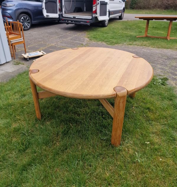 Rundt sofabord i massiv egetræ, I. Olsen & Søn Møbelfabrik