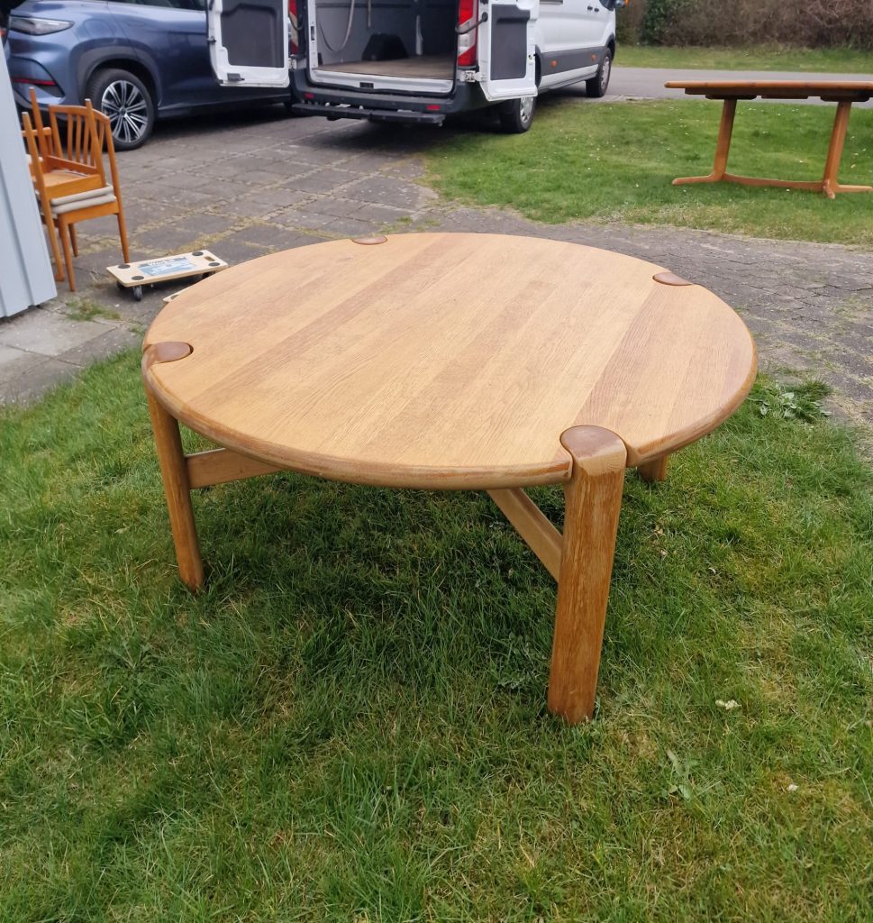 Rundt sofabord i massiv egetræ, I. Olsen & Søn Møbelfabrik