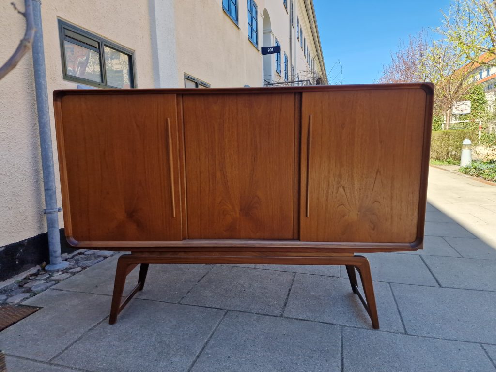 Skænk i teaktræ med skydelåger og hylder