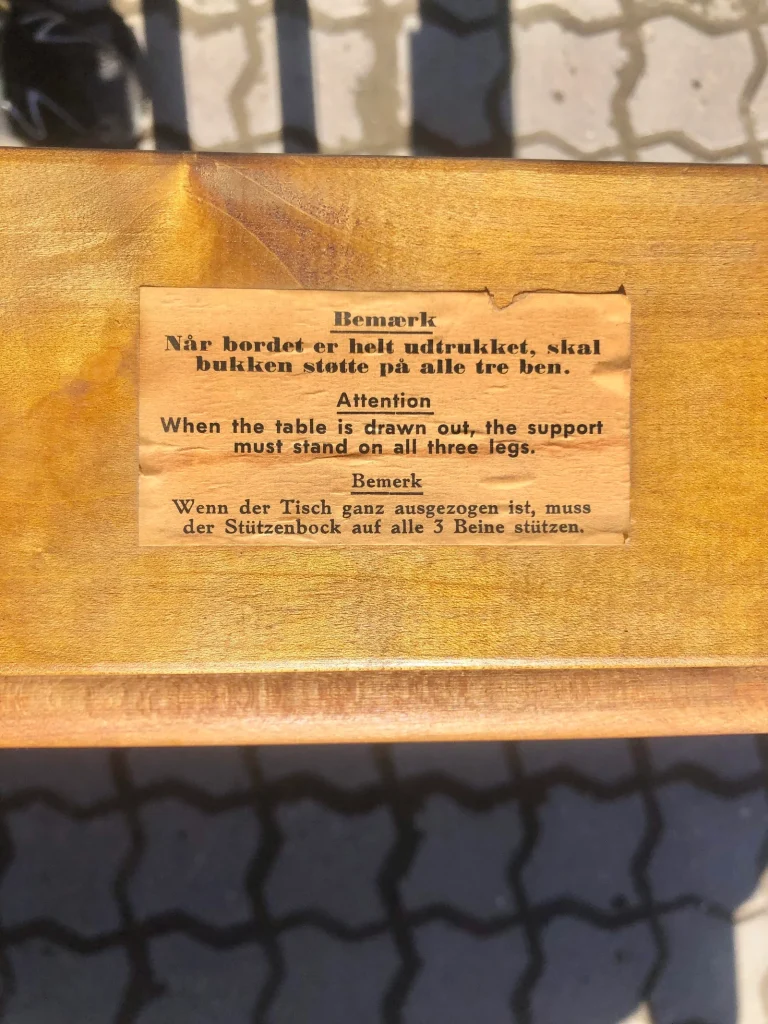 Rundt spisebord i finéret egetræ, Henry Kjærnulf