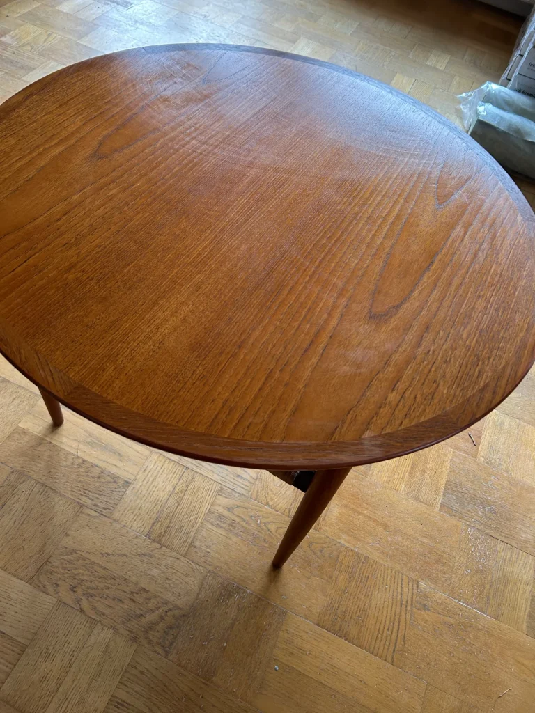 Rundt sofabord i teak Aakjær Møbelintarsia