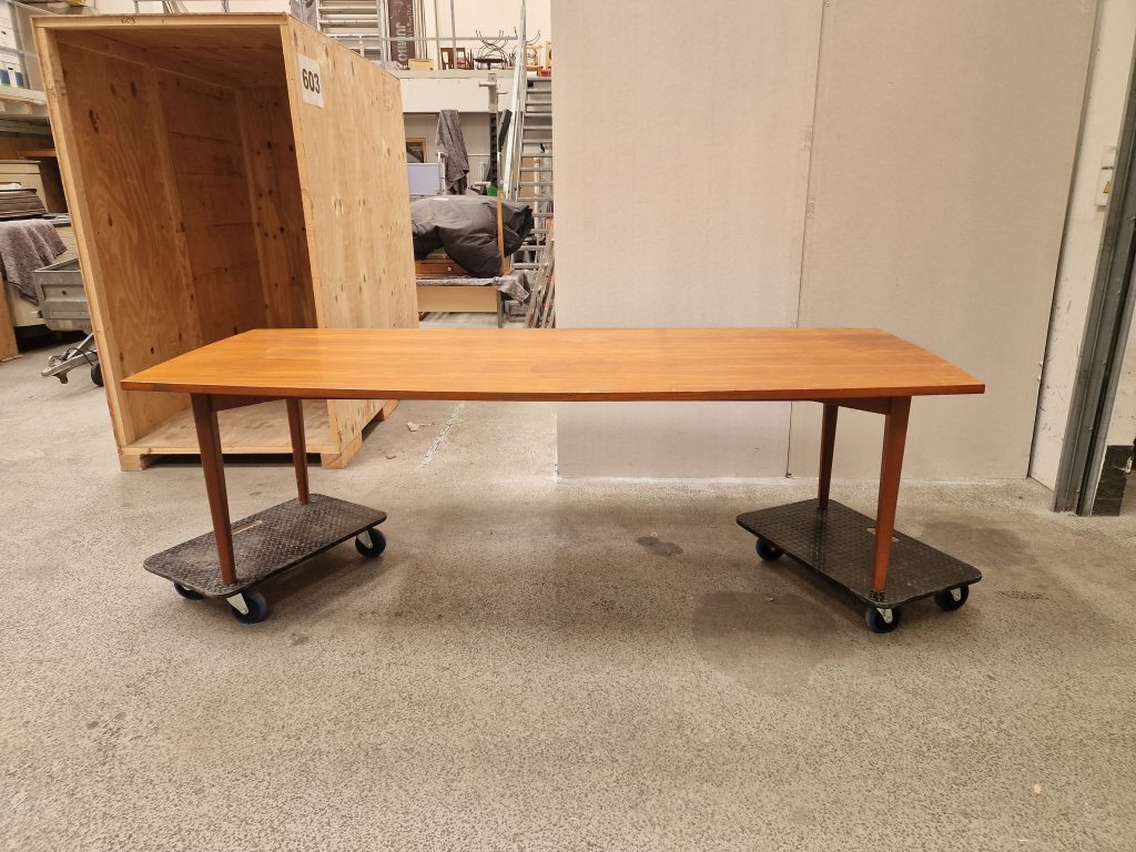 Stort spisebord/konferencebord i teak