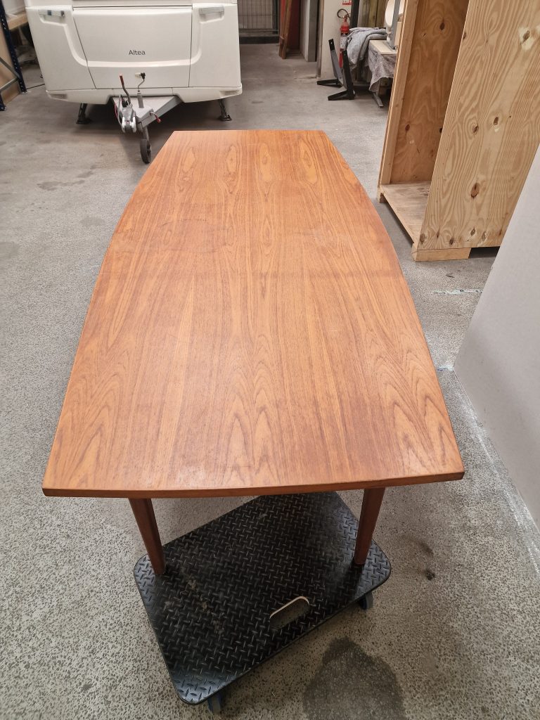 Stort spisebord/konferencebord i teak