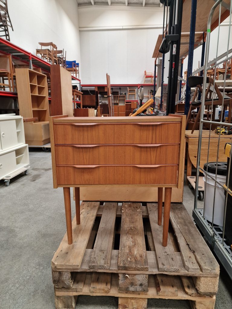 Lille kommode i teak med tre skuffer