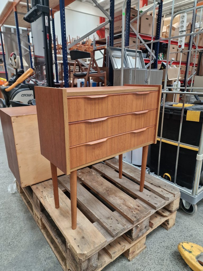 Lille kommode i teak med tre skuffer