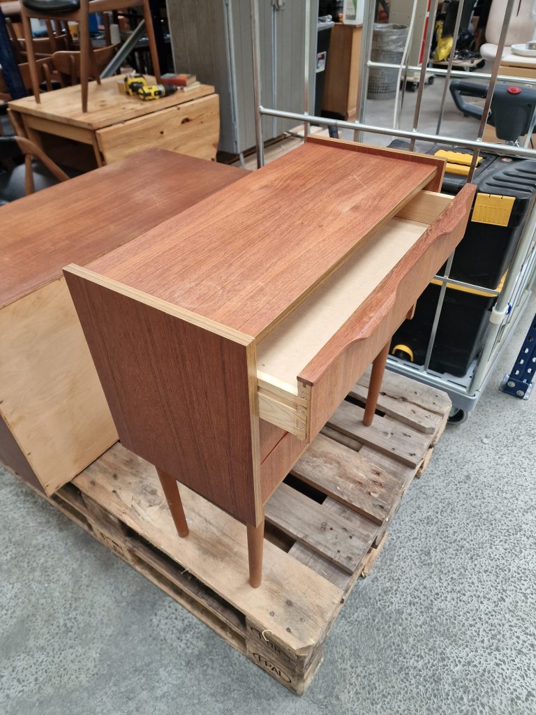 Lille kommode i teak med tre skuffer