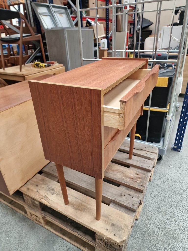 Lille kommode i teak med tre skuffer