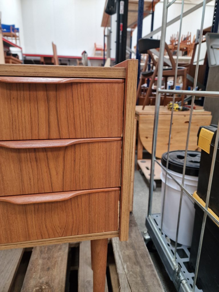 Lille kommode i teak med tre skuffer