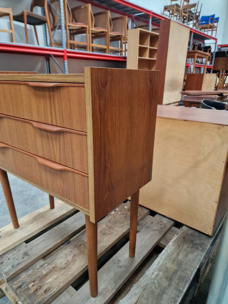 Lille kommode i teak med tre skuffer