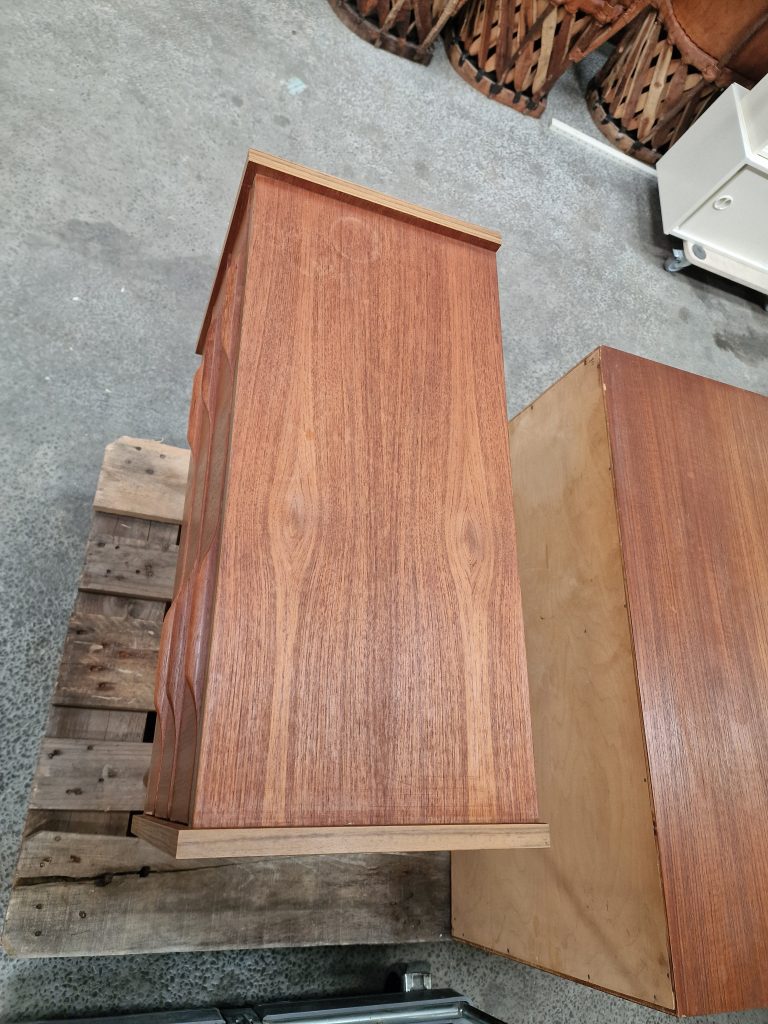 Lille kommode i teak med tre skuffer