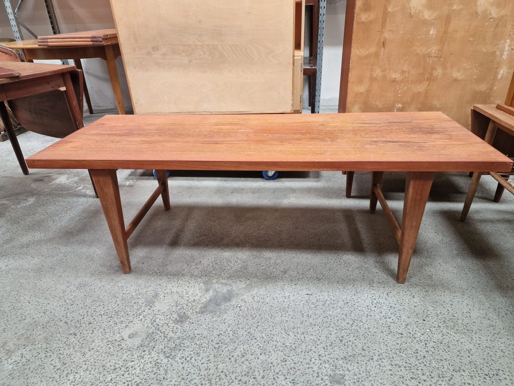 Tungt sofabord i teak