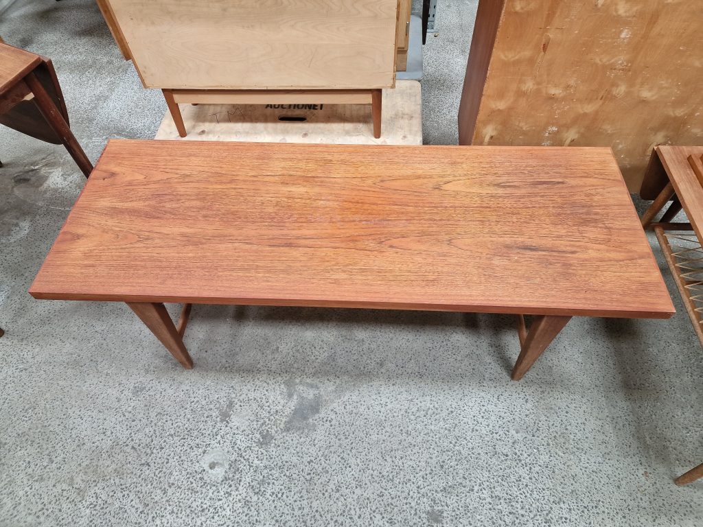 Tungt sofabord i teak