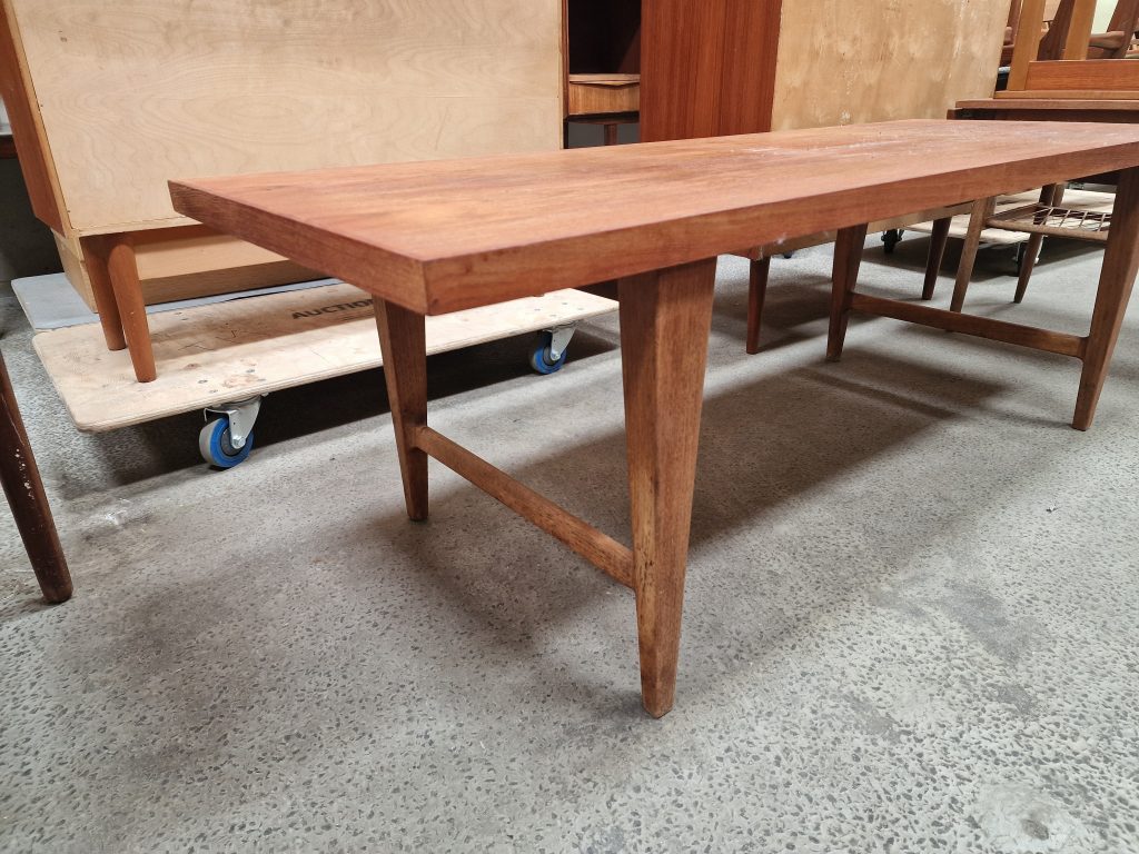 Langt sofabord i teak