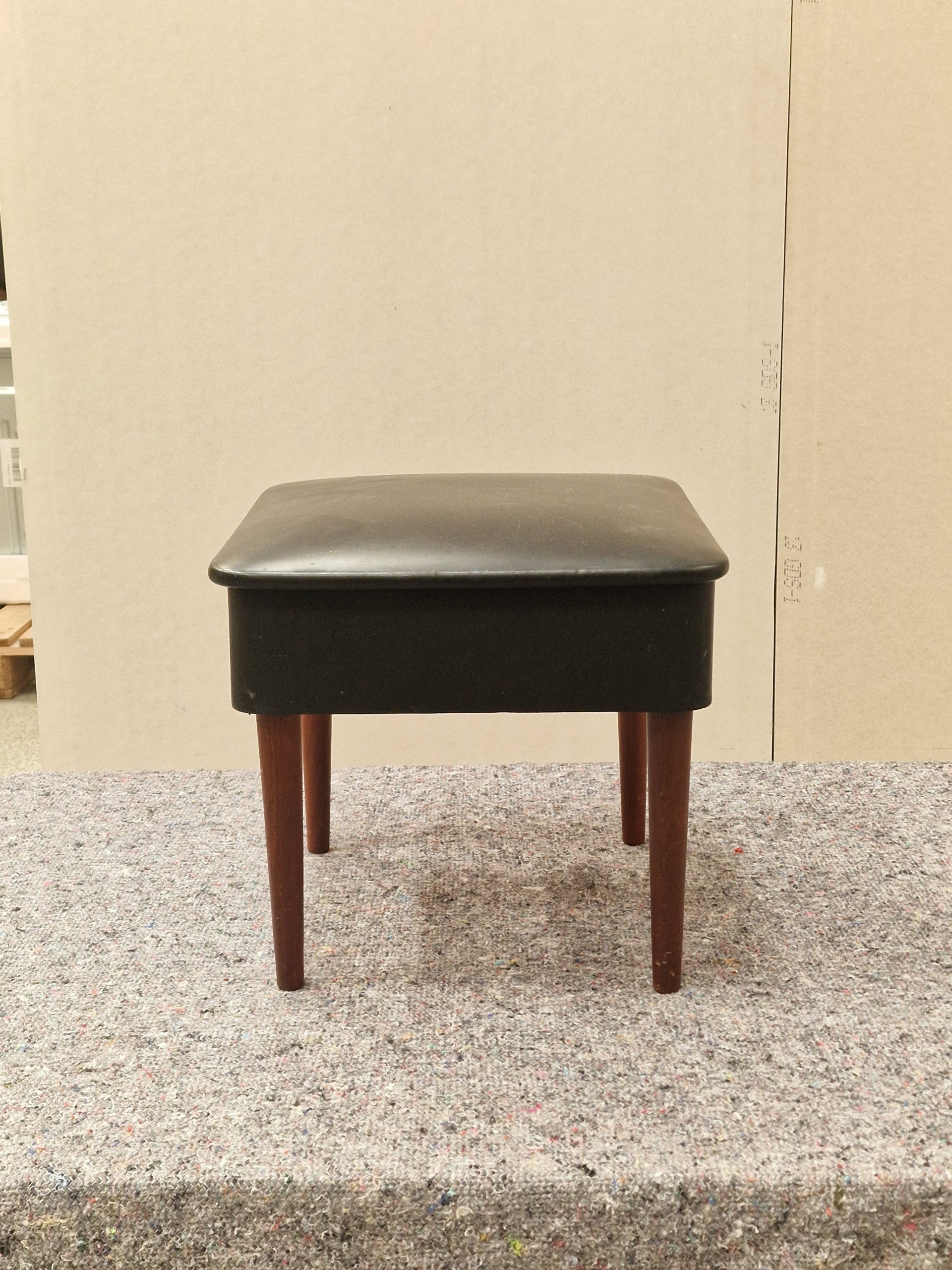 Skammel med opbevaring