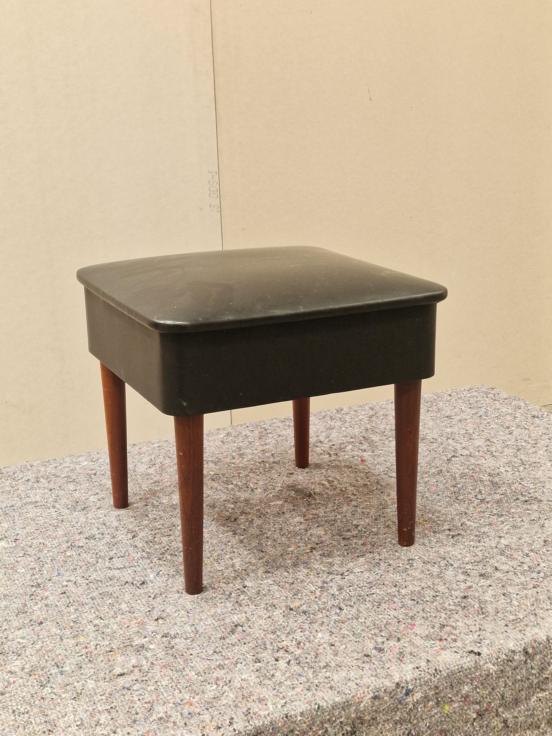 Skammel med opbevaring