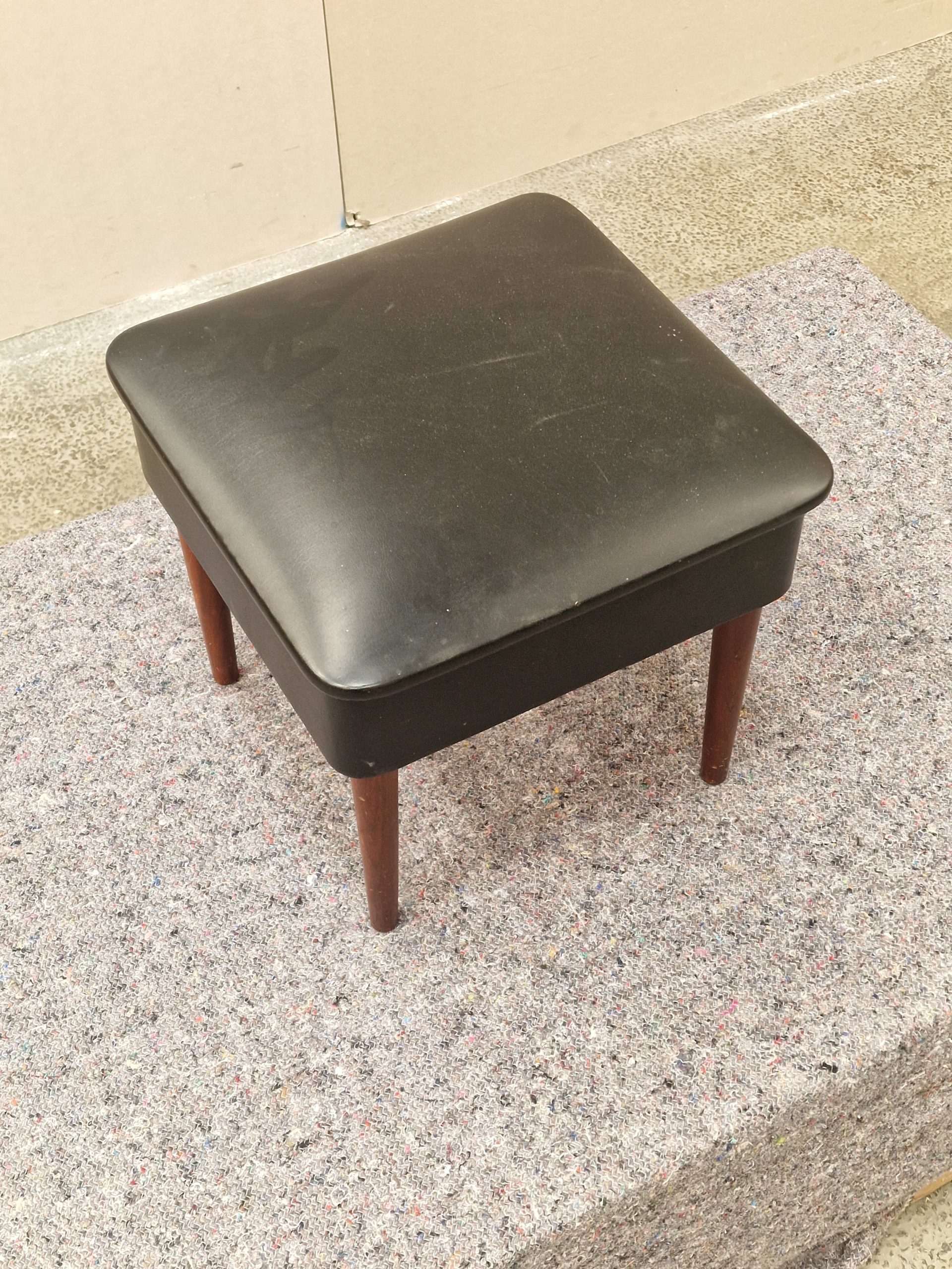 Skammel med opbevaring