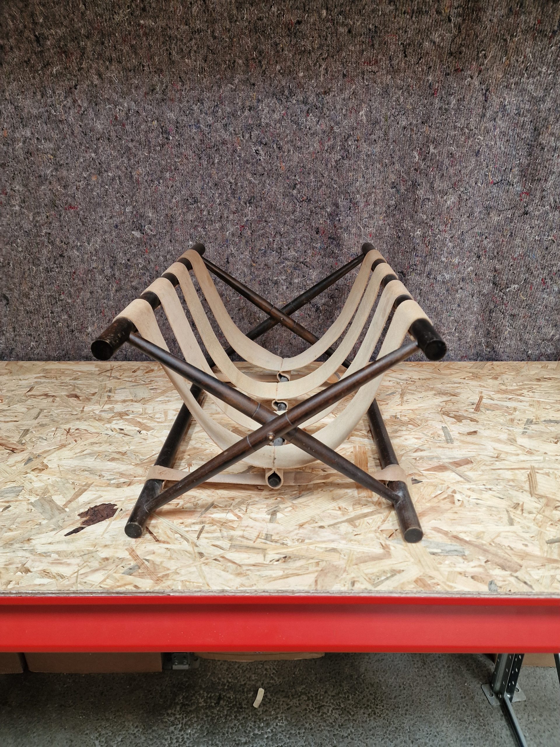 Avisholder, bejdset bøgetræ og stropper