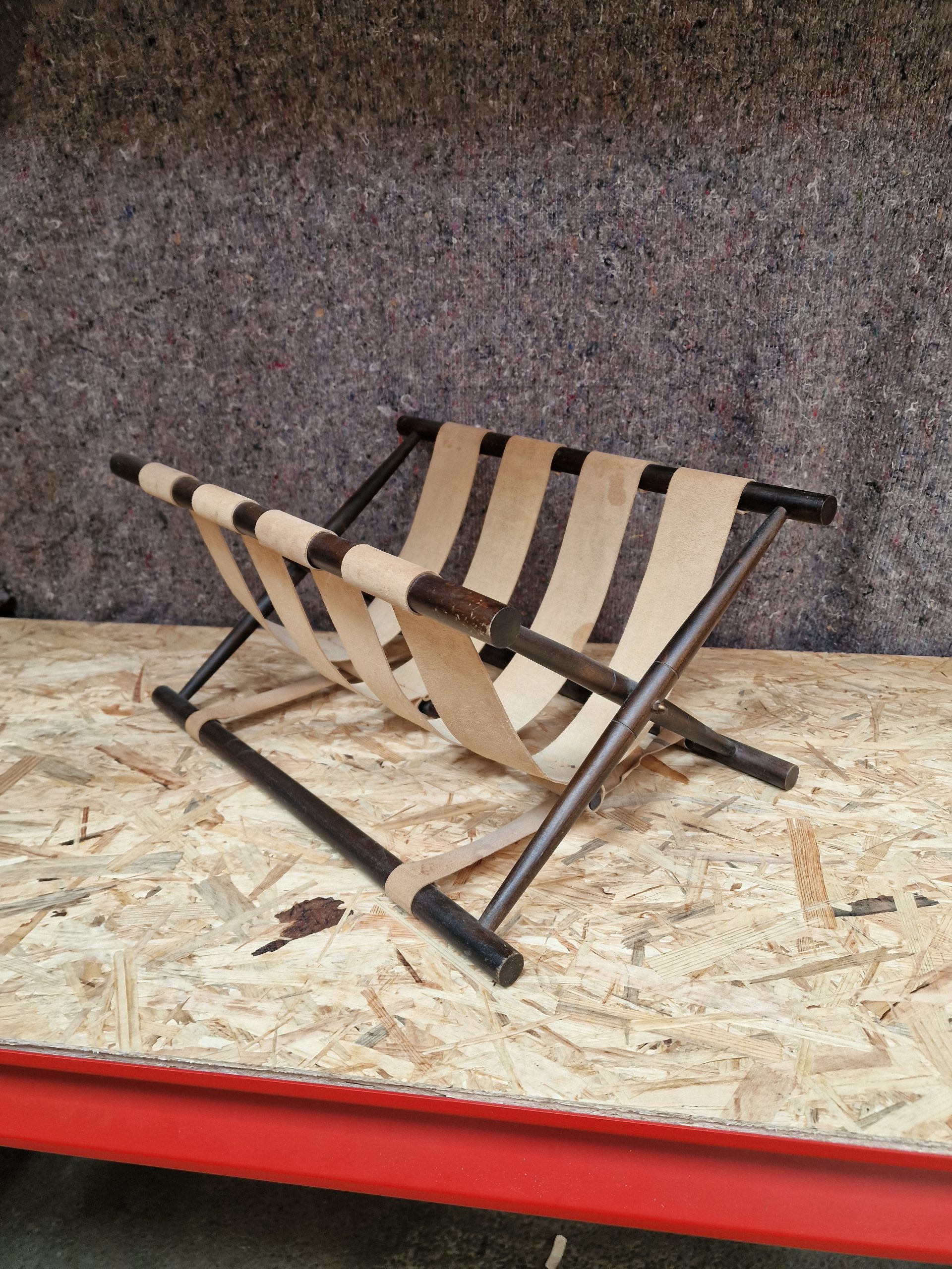 Avisholder, bejdset bøgetræ og stropper