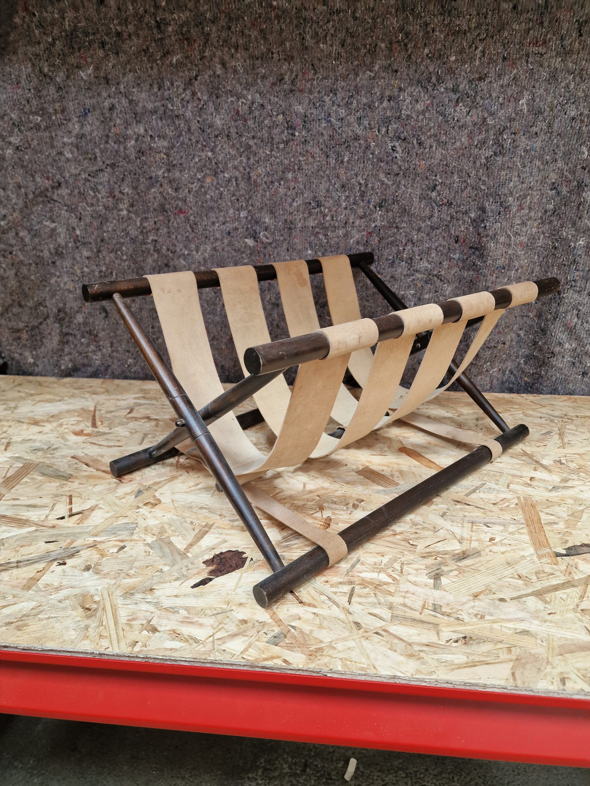 Avisholder, bejdset bøgetræ og stropper