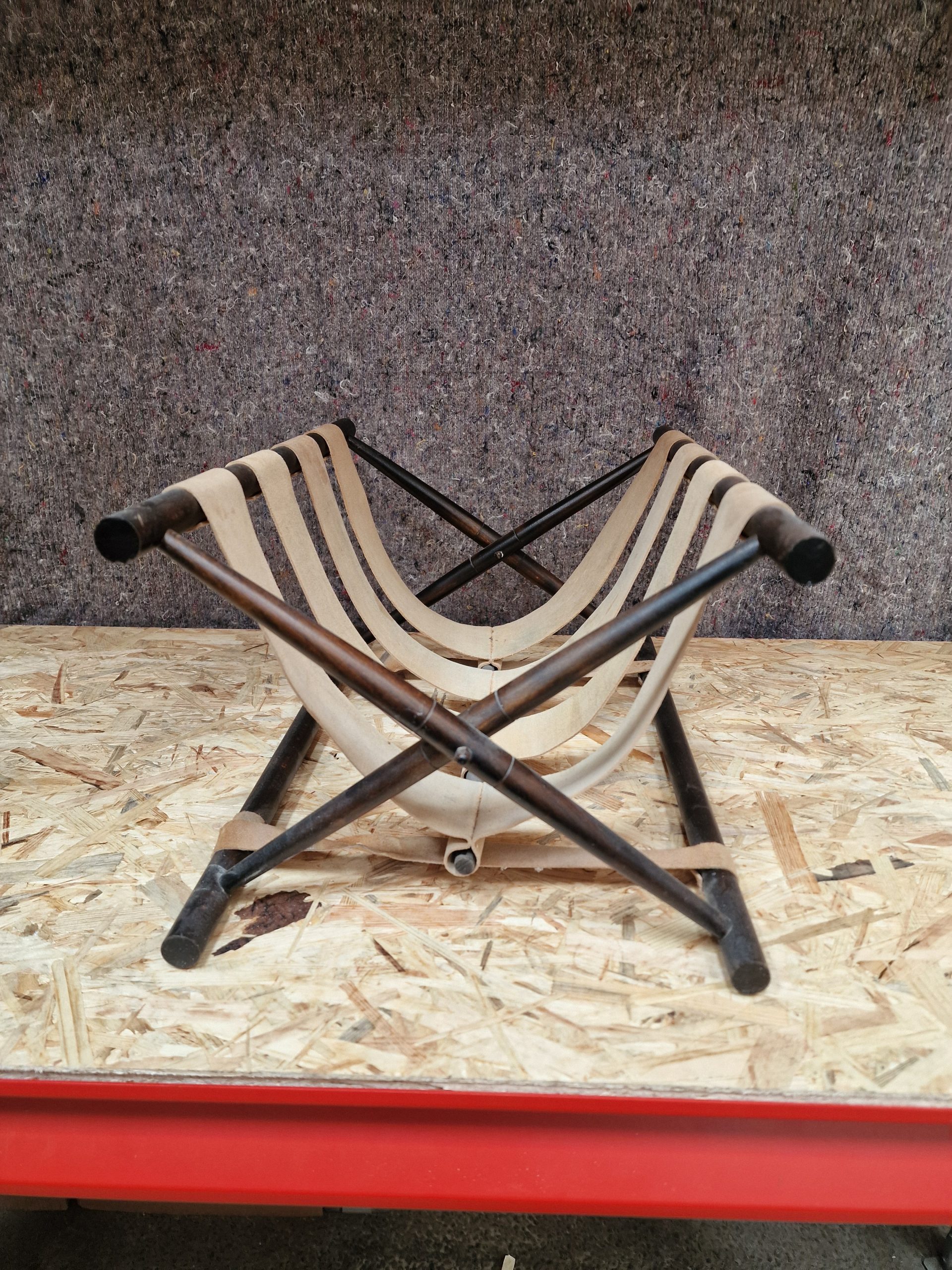 Avisholder, bejdset bøgetræ og stropper