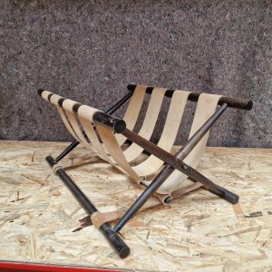 Avisholder, bejdset bøgetræ og stropper