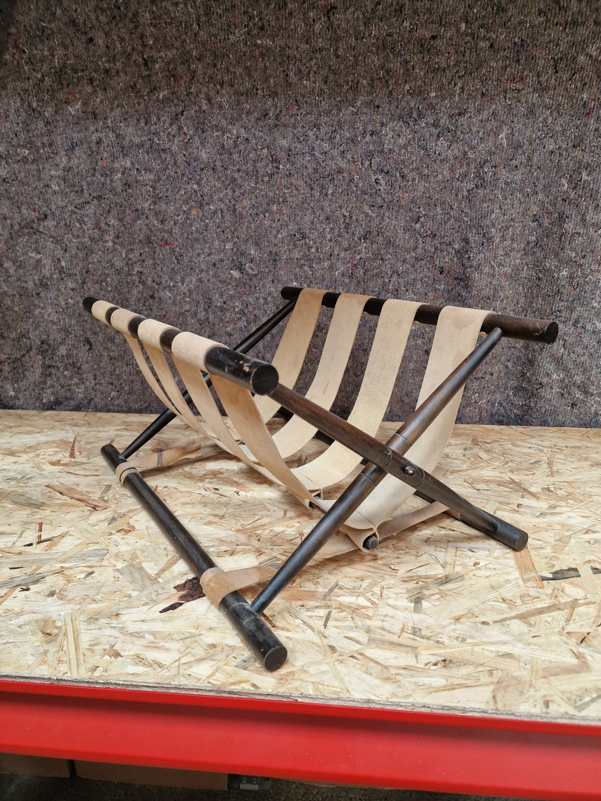 Avisholder, bejdset bøgetræ og stropper