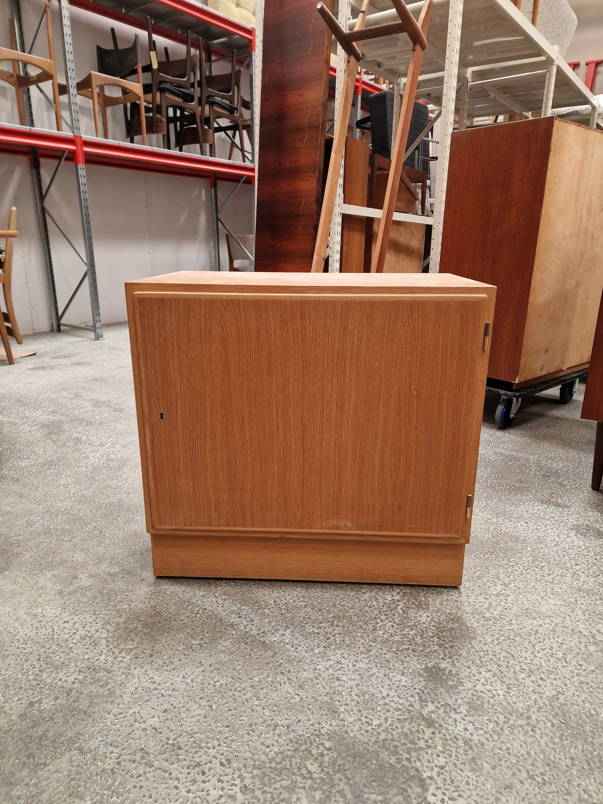 Enfløjet skænk af Hundevad i egetræ