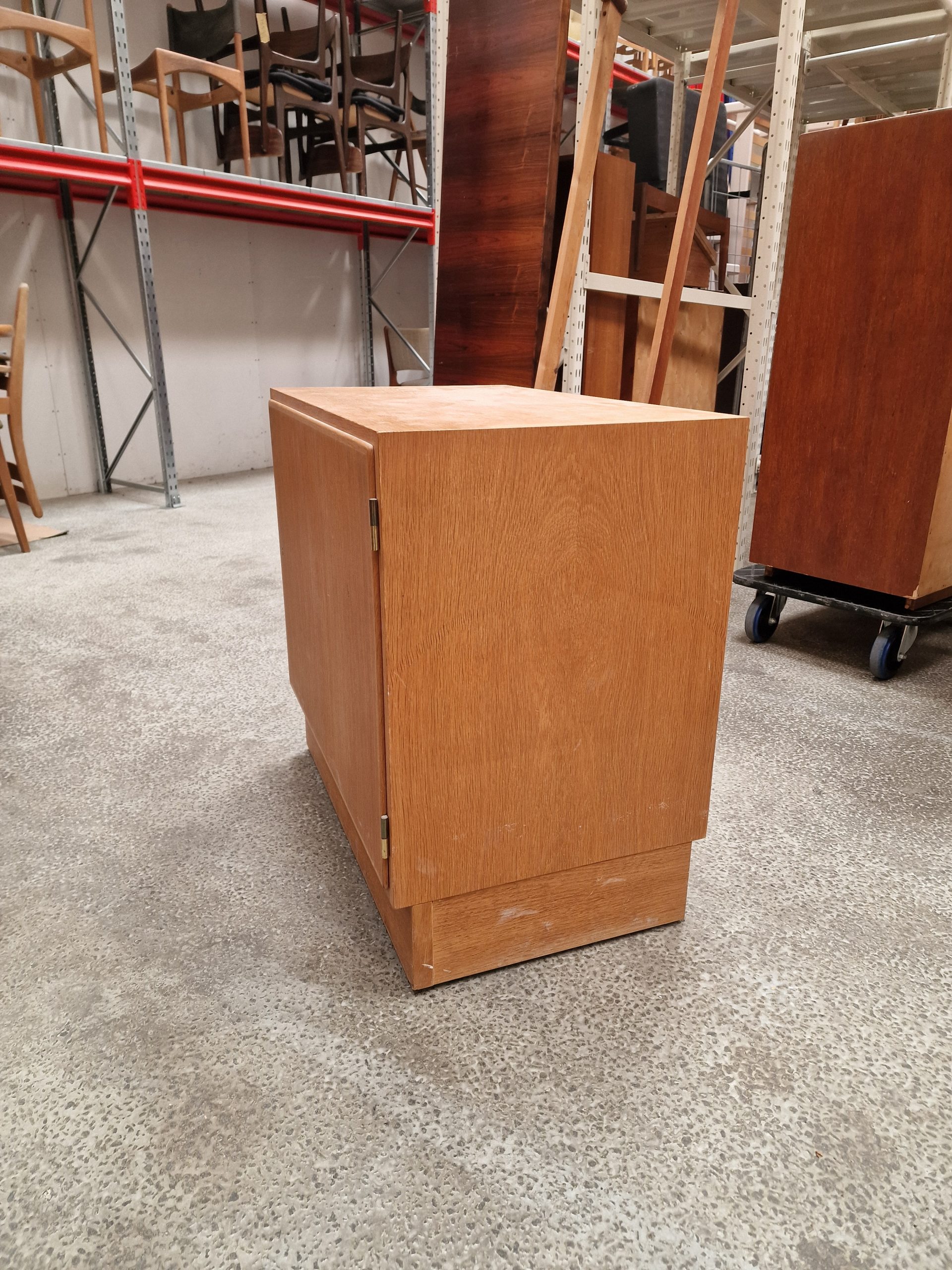 Enfløjet skænk af Hundevad i egetræ