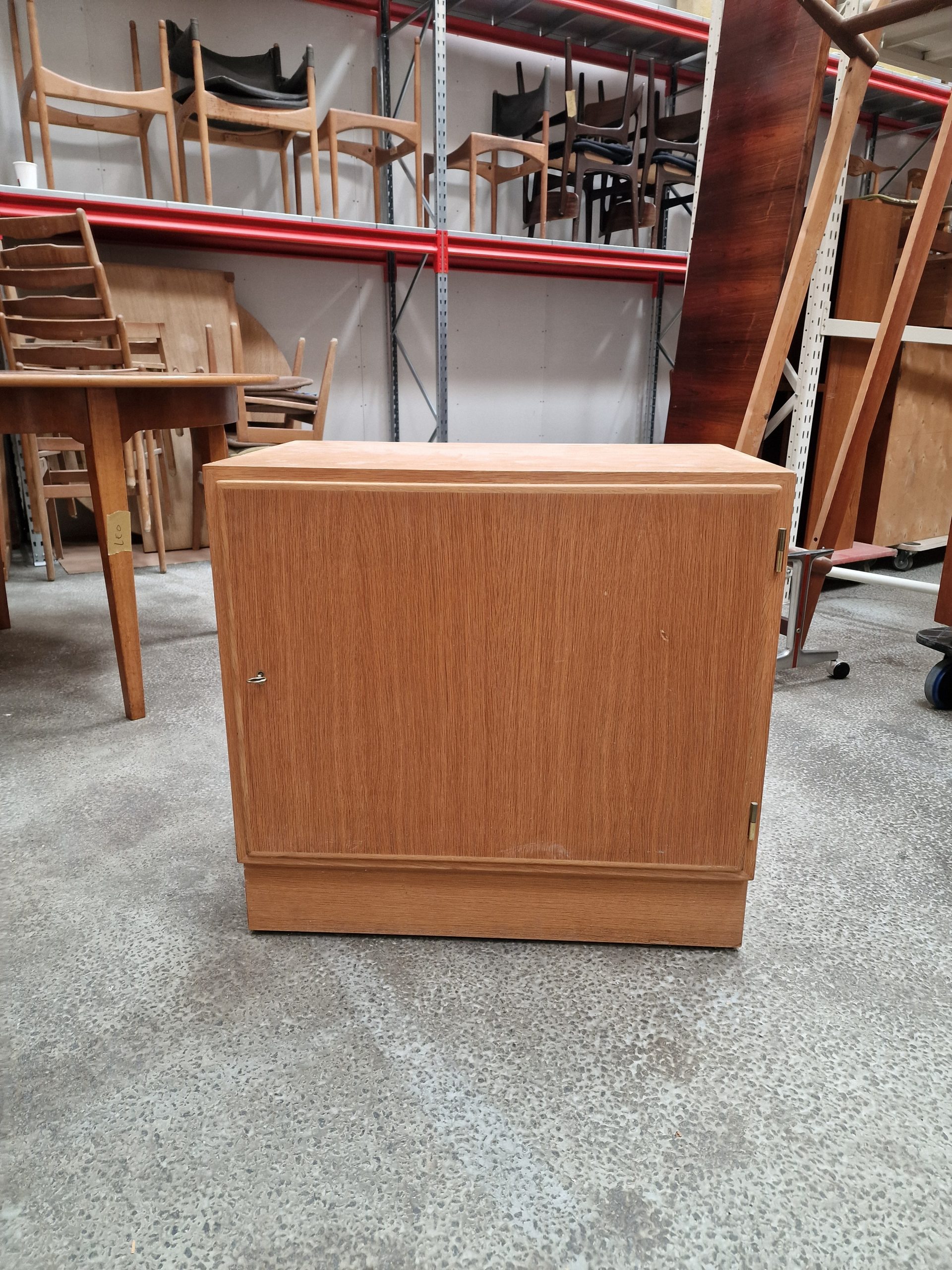 Enfløjet skænk af Hundevad i egetræ