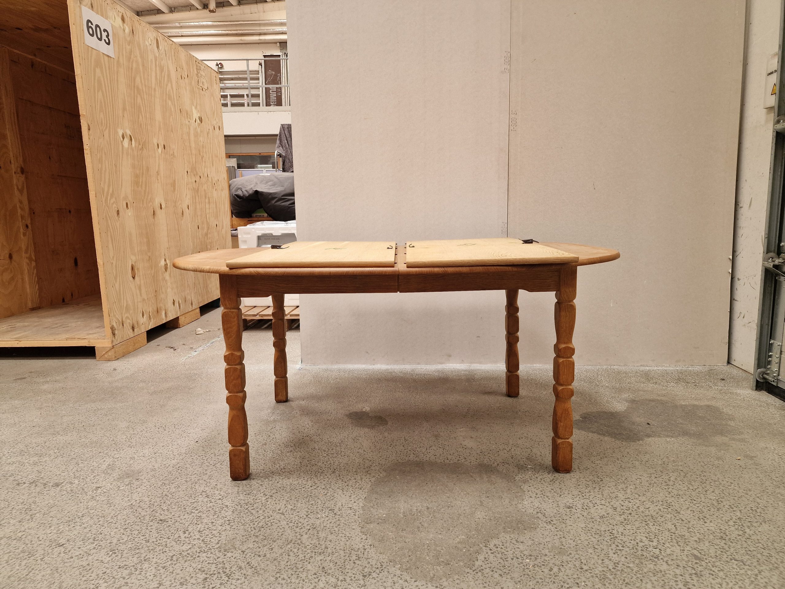 Ovalt spisebord i syret egetræ