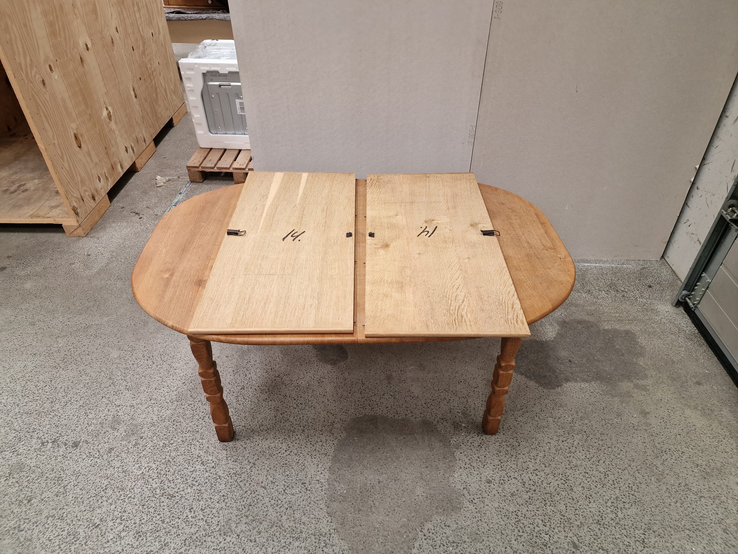 Ovalt spisebord i syret egetræ