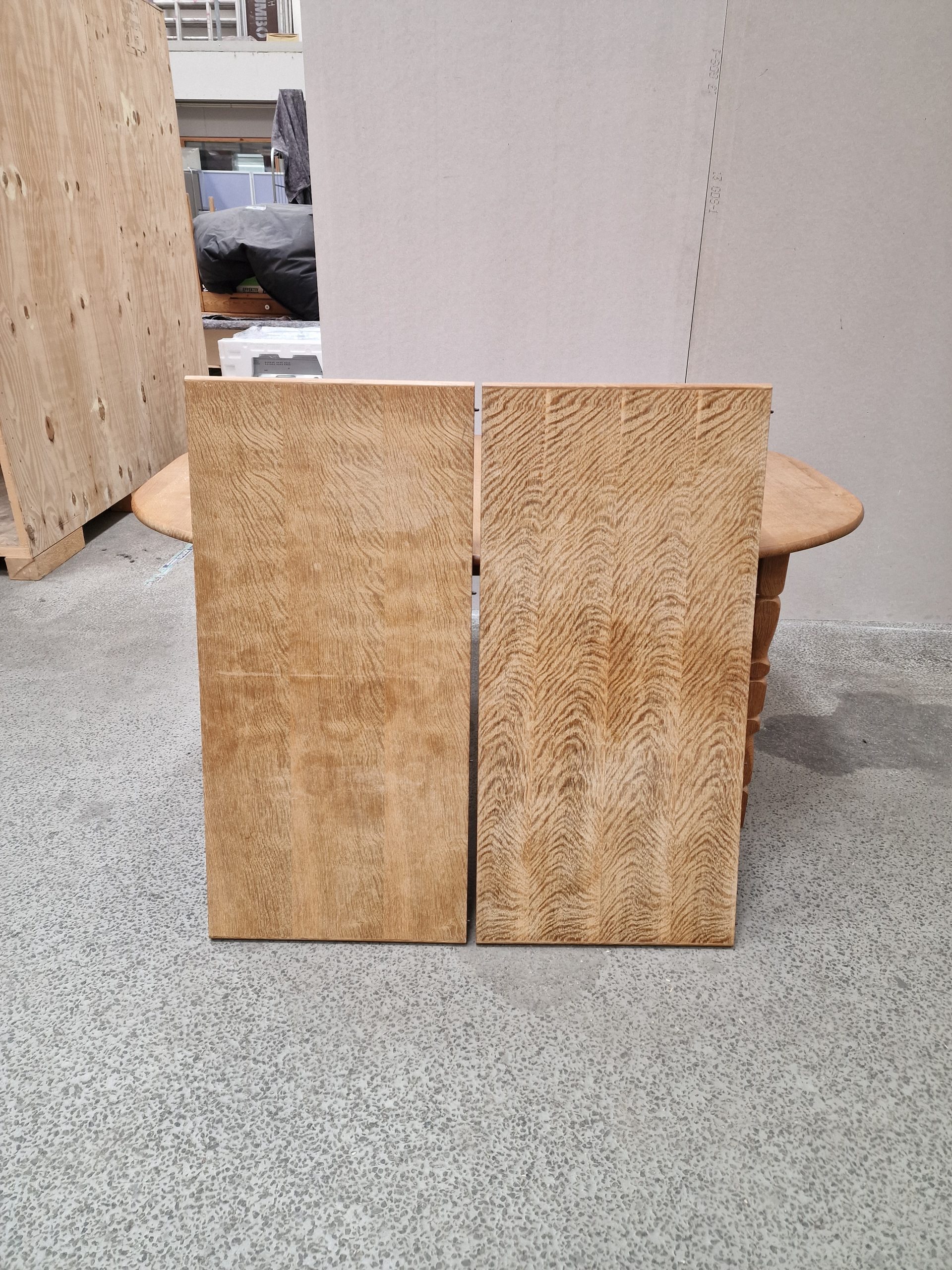 Ovalt spisebord i syret egetræ