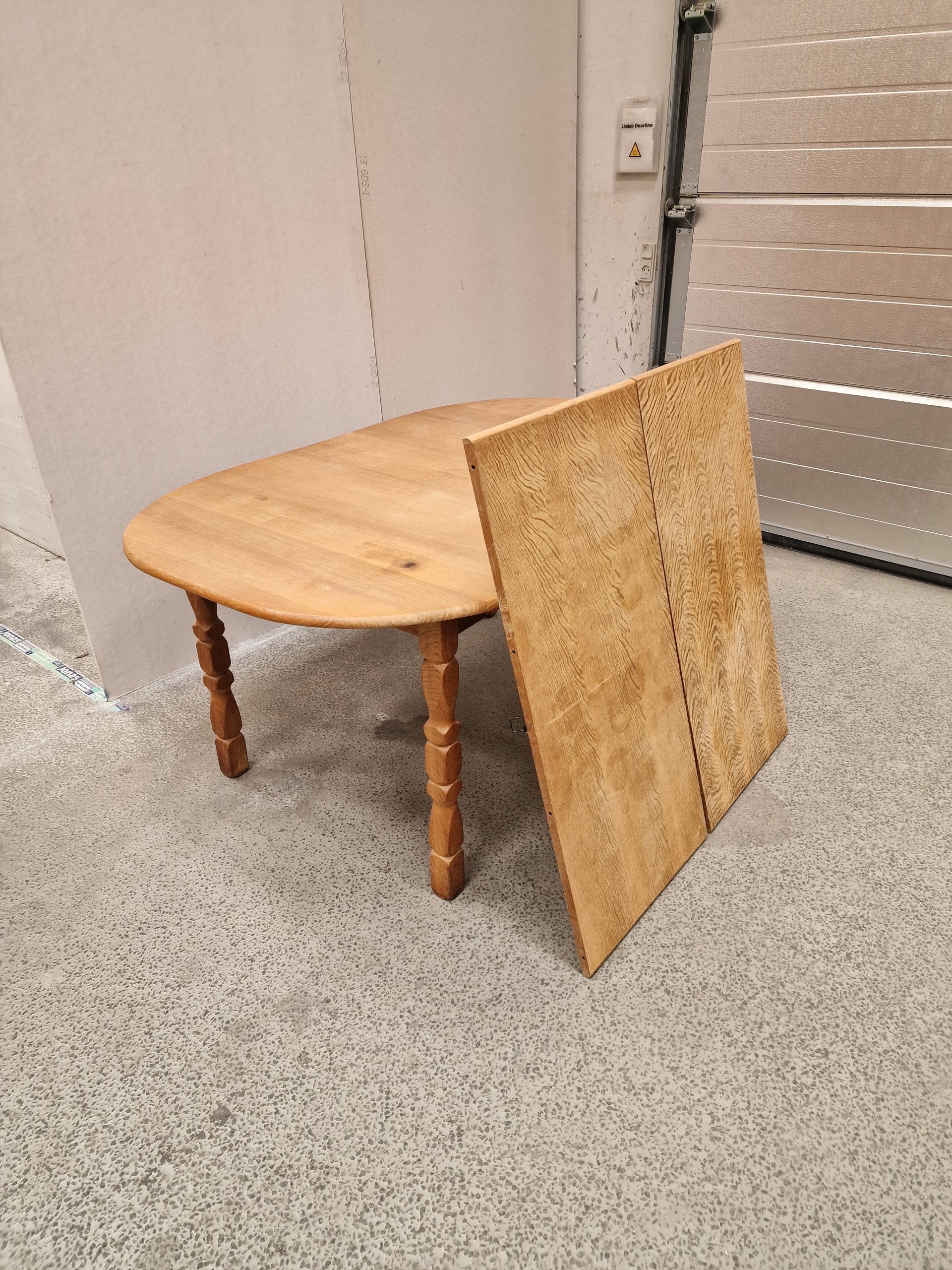 Ovalt spisebord i syret egetræ