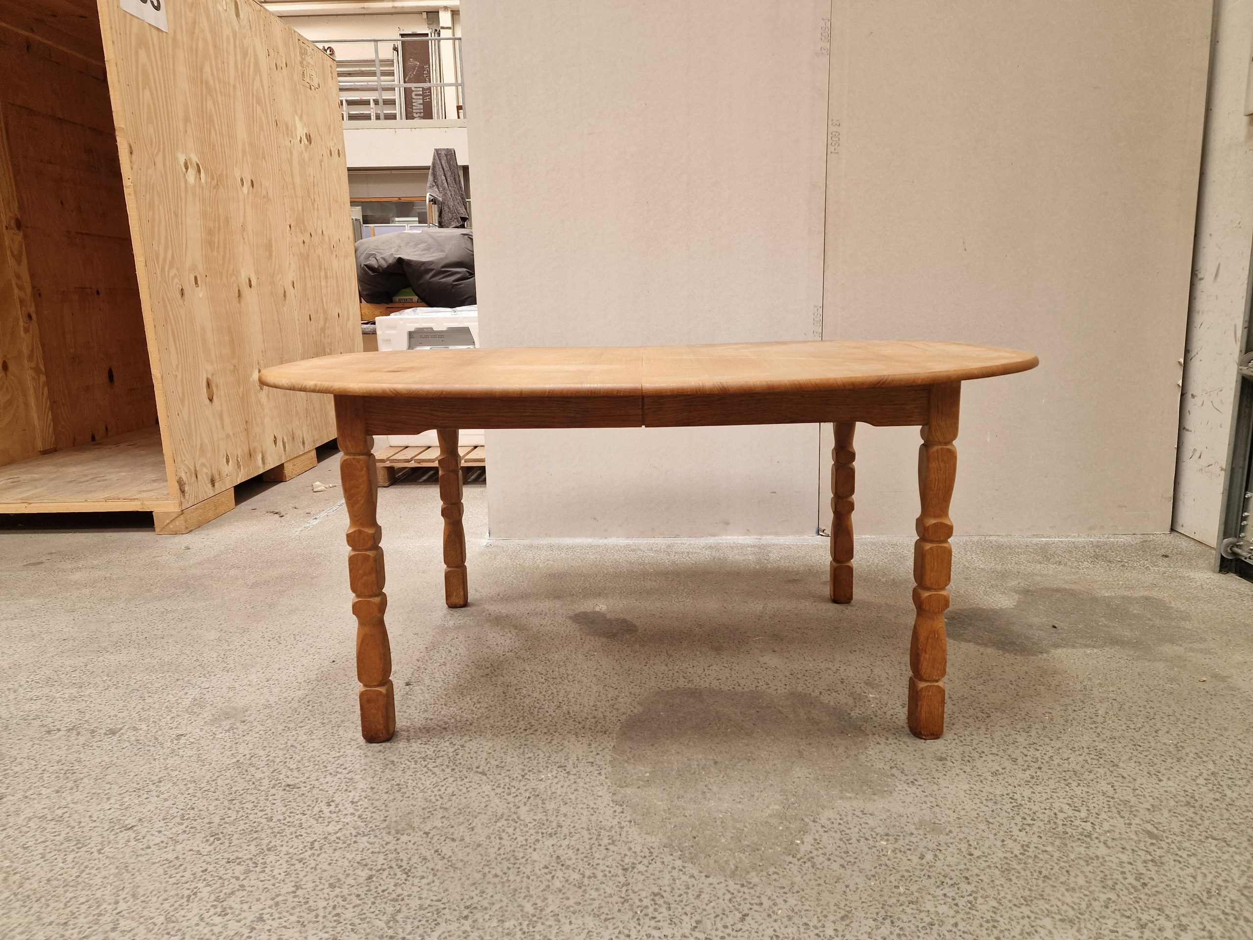 Ovalt spisebord i syret egetræ