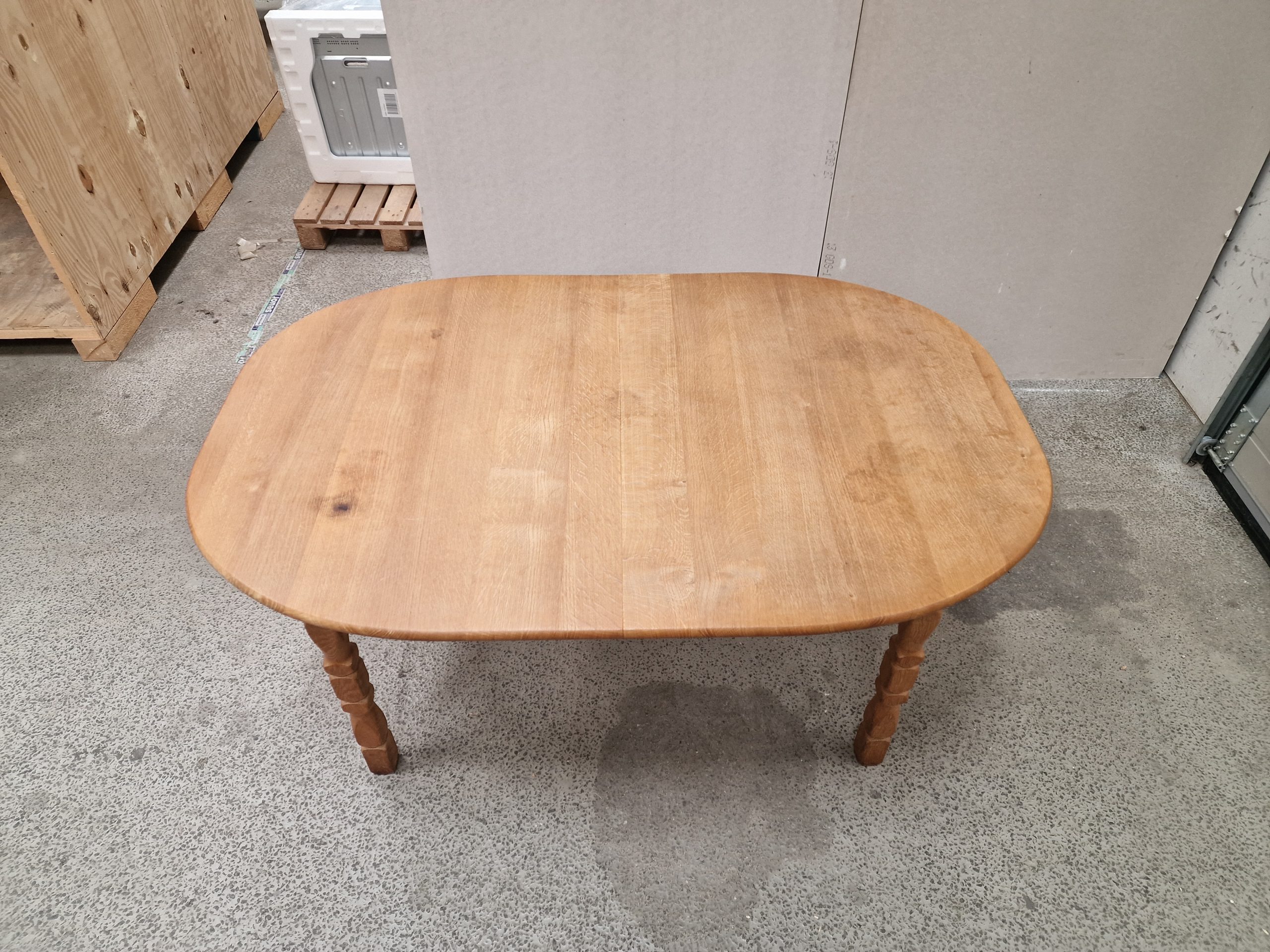 Ovalt spisebord i syret egetræ