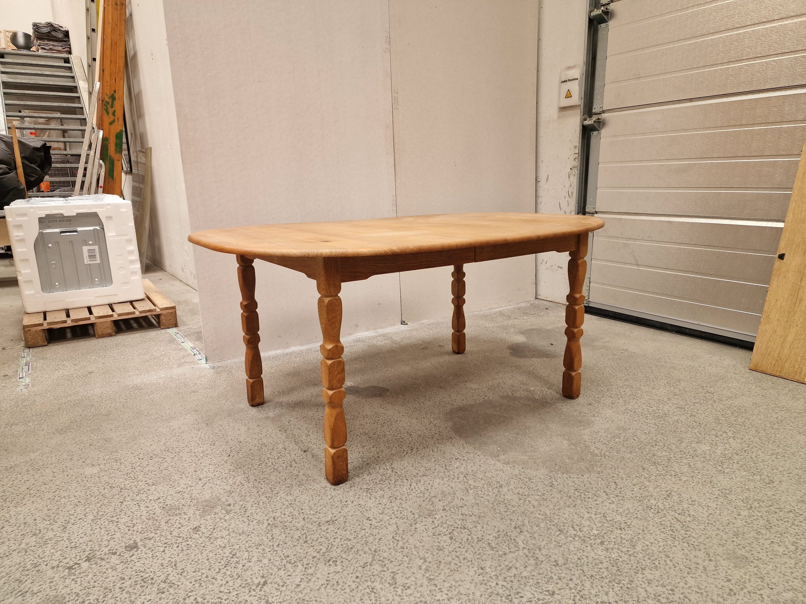 Ovalt spisebord i syret egetræ