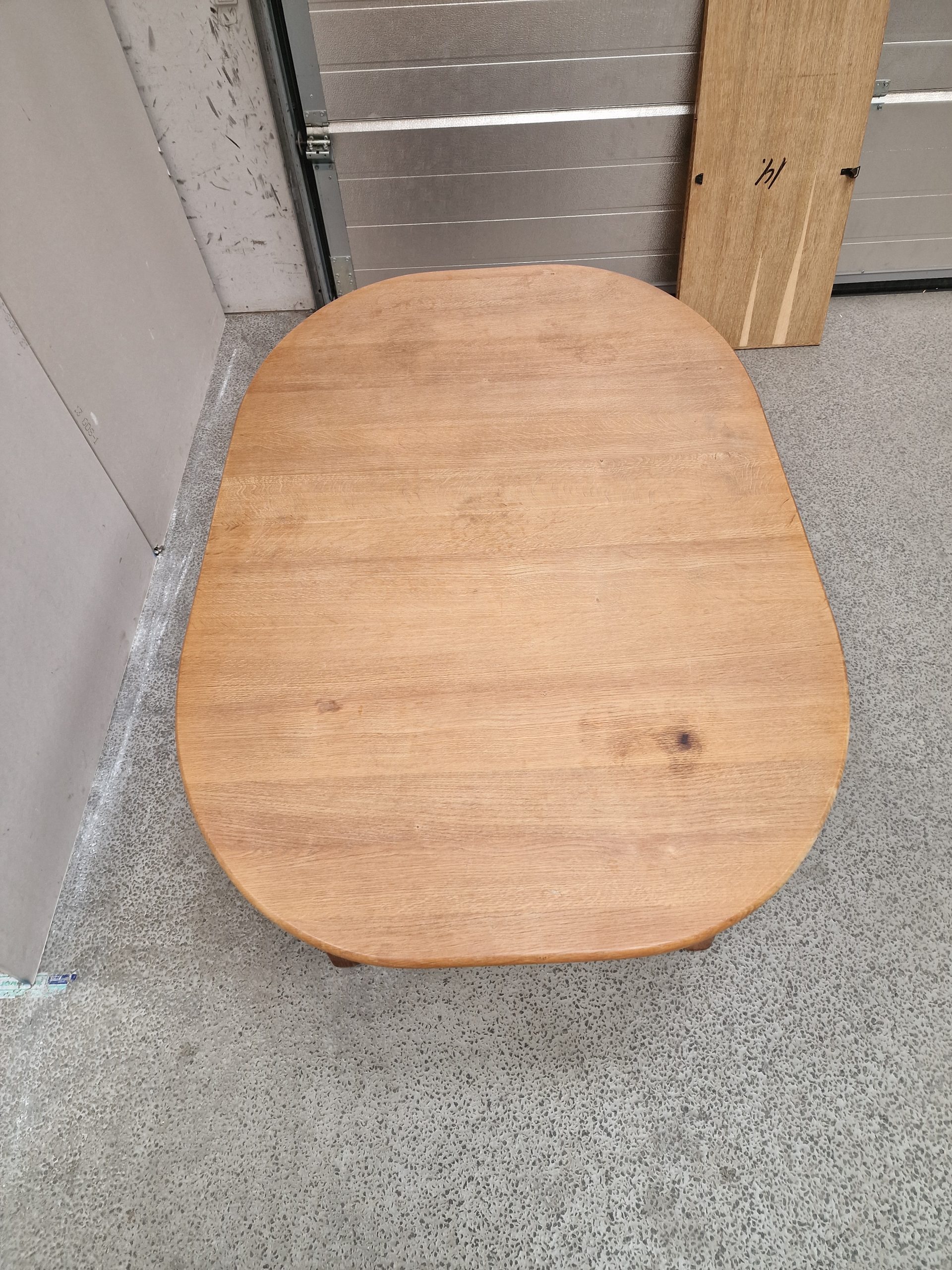 Ovalt spisebord i syret egetræ