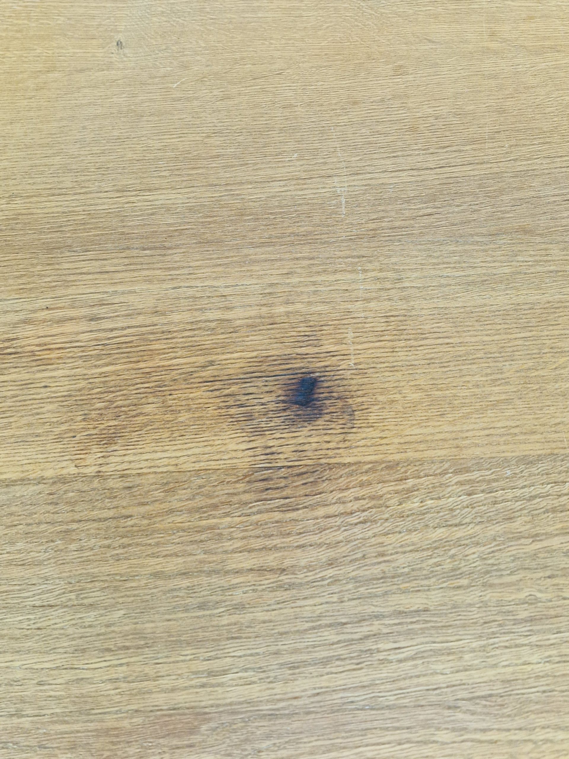 Ovalt spisebord i syret egetræ