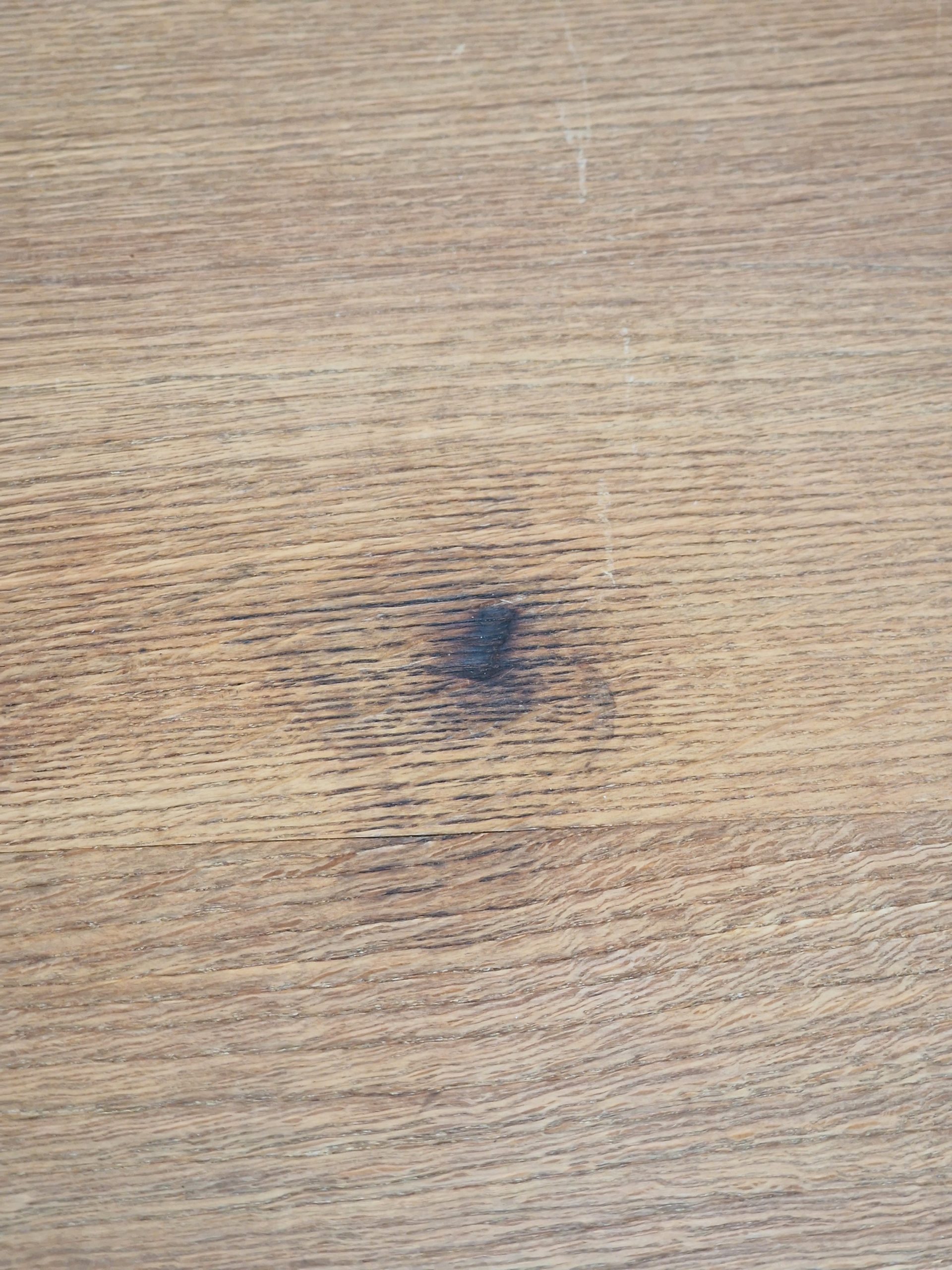 Ovalt spisebord i syret egetræ