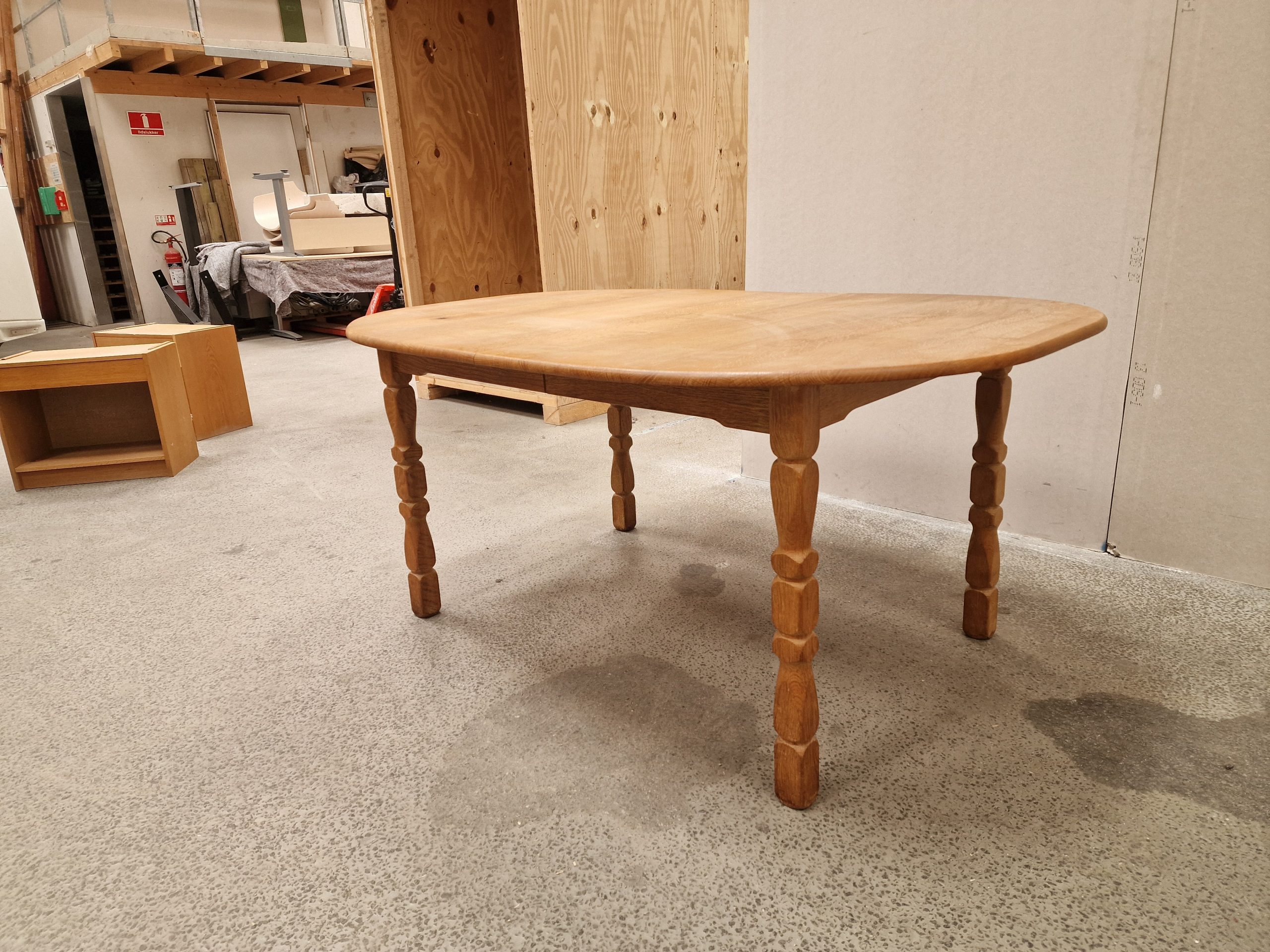 Ovalt spisebord i syret egetræ