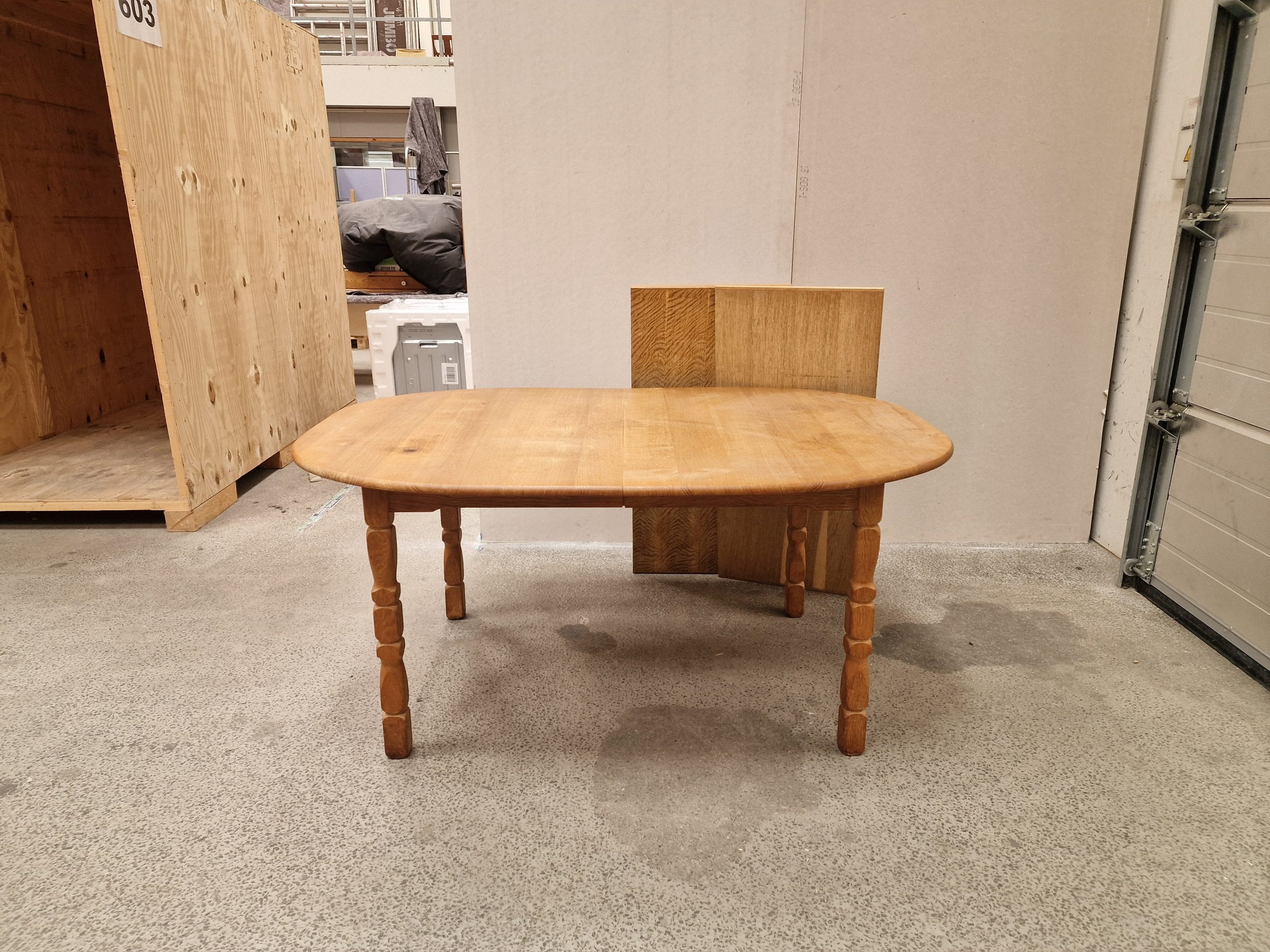 Ovalt spisebord i syret egetræ