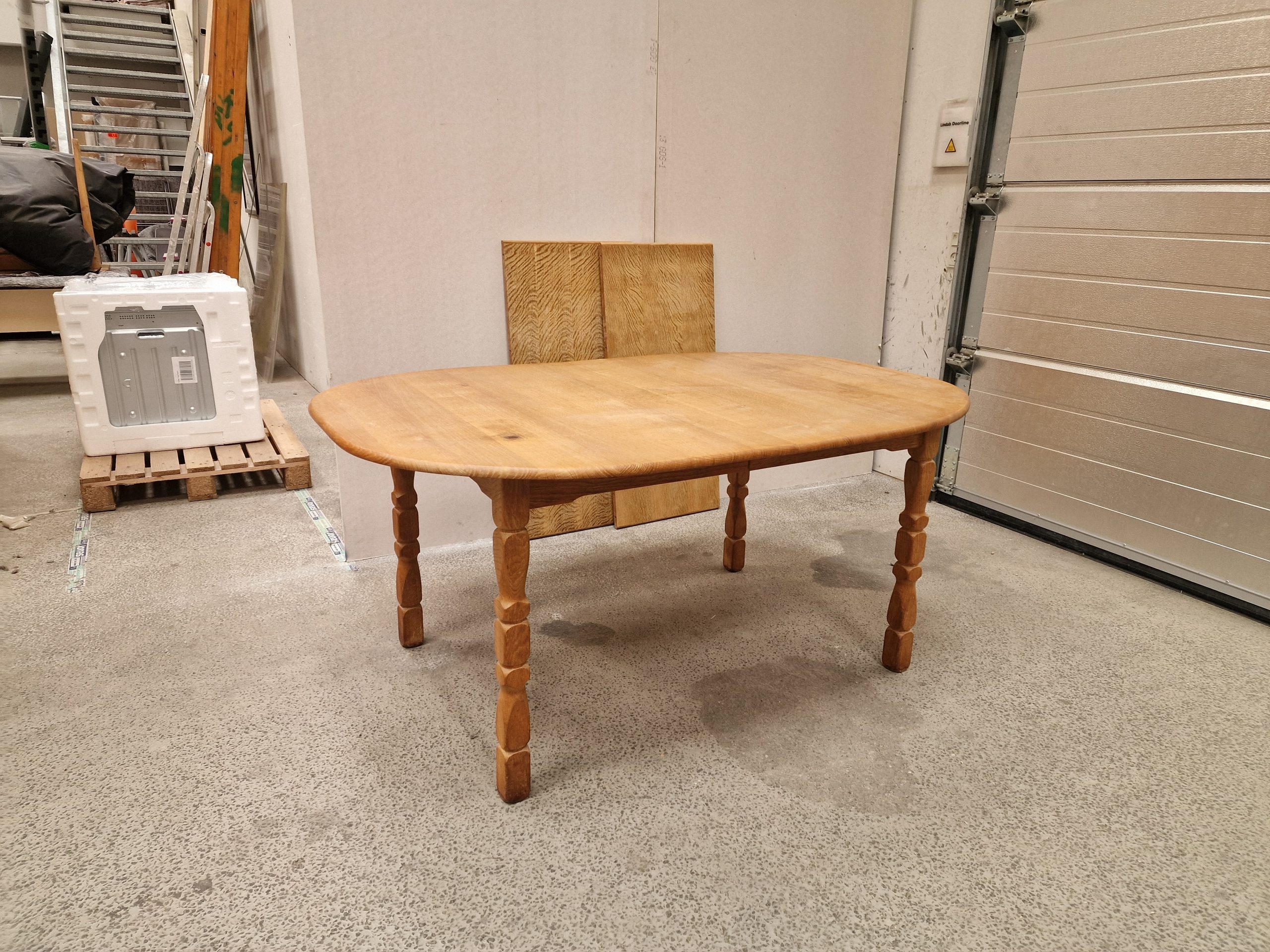 Ovalt spisebord i syret egetræ