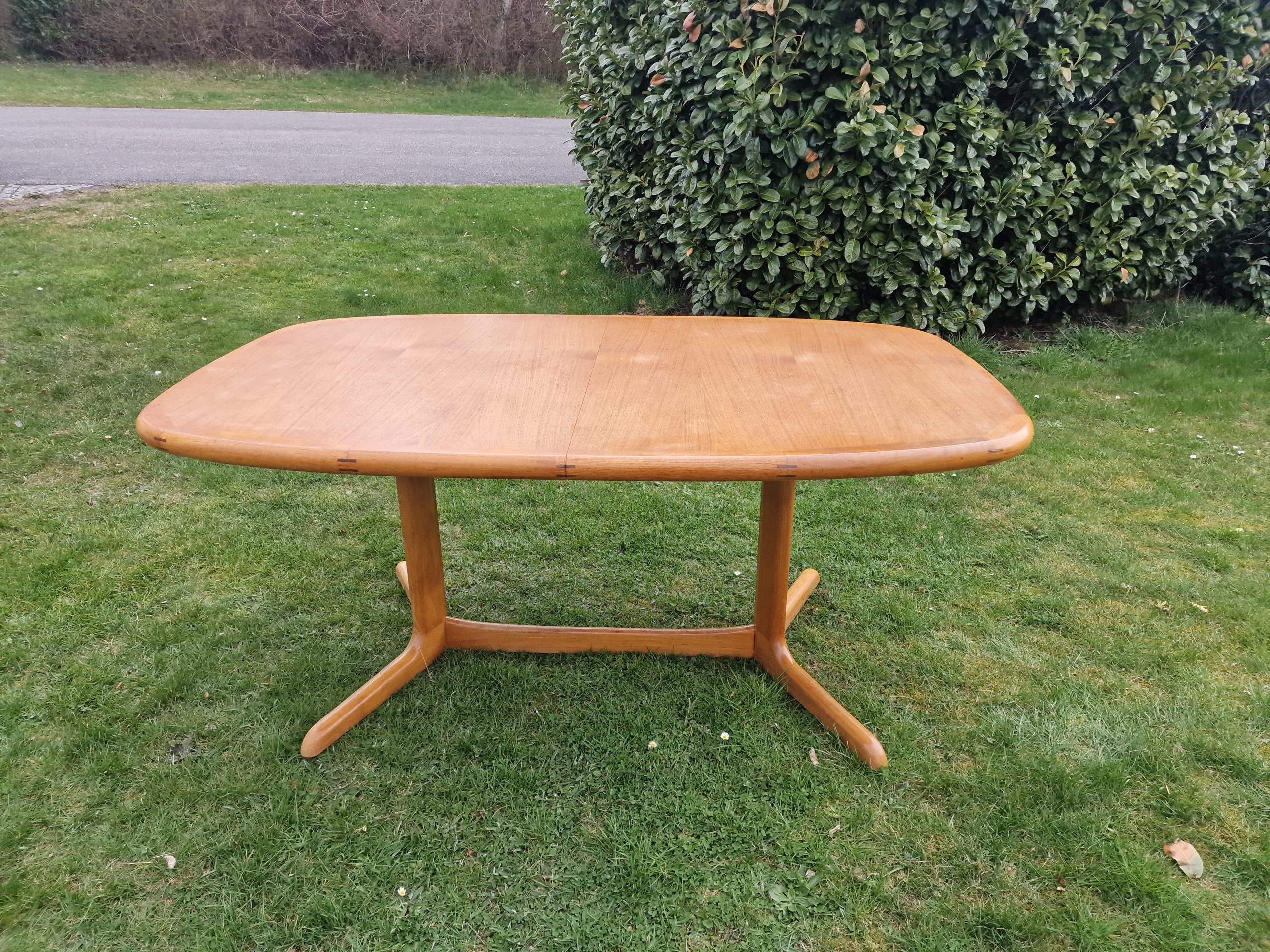 Ovalt spisebord i teak med tillægsplader