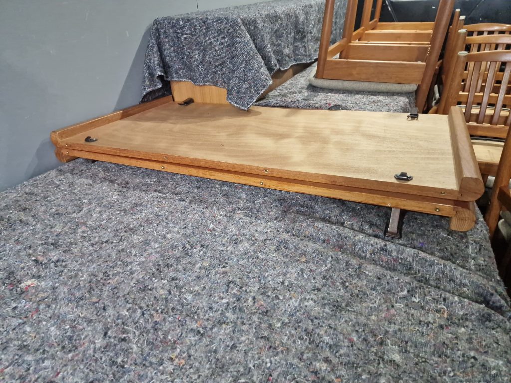 Ovalt spisebord i teak med tillægsplader