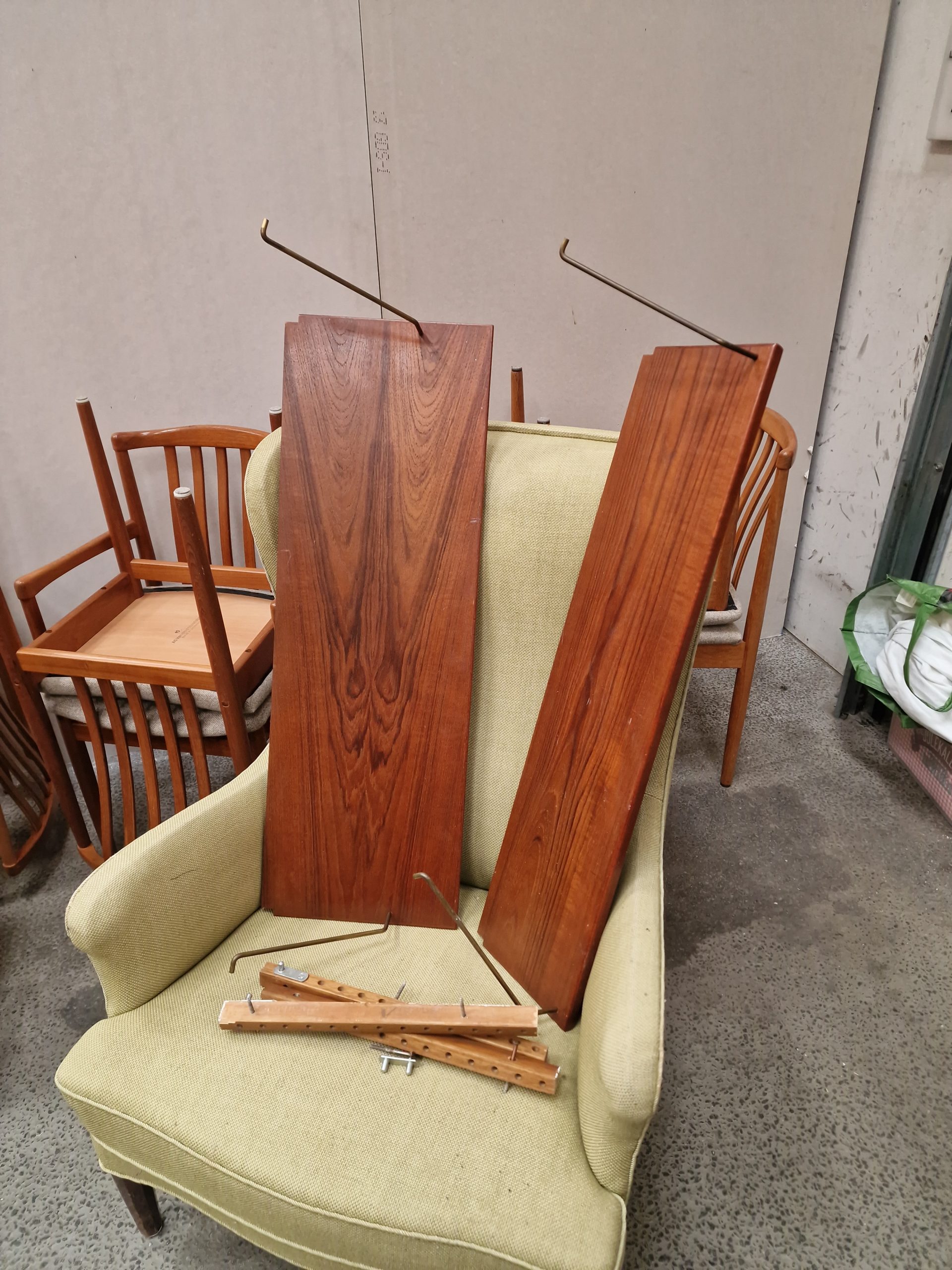 Vangereol i teak, vitrine, skab, hylder og vanger, Hansen and Guldborg (HG Furniture)