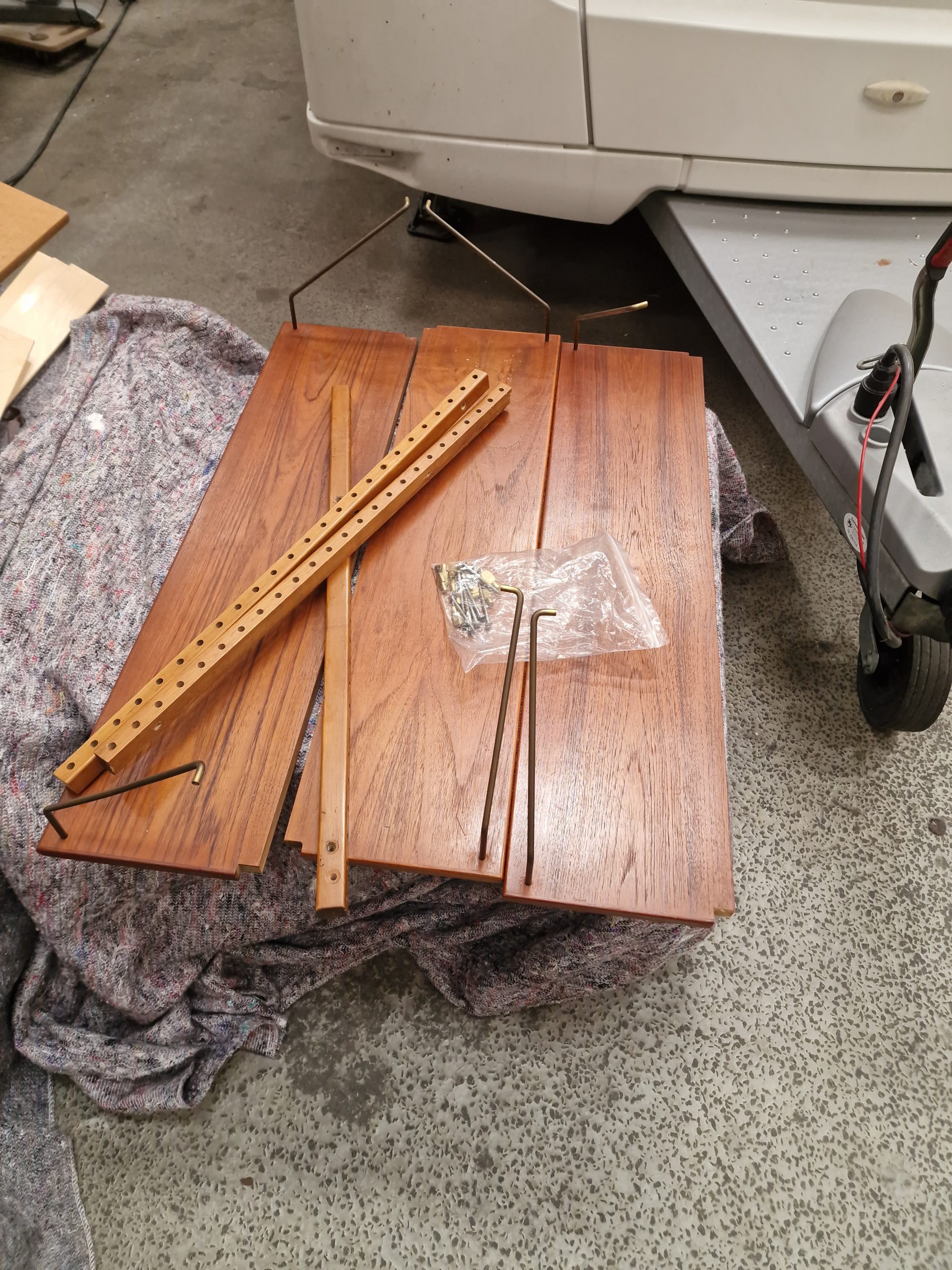 Vangereol i teak, vitrine, skab, hylder og vanger, Hansen and Guldborg (HG Furniture)